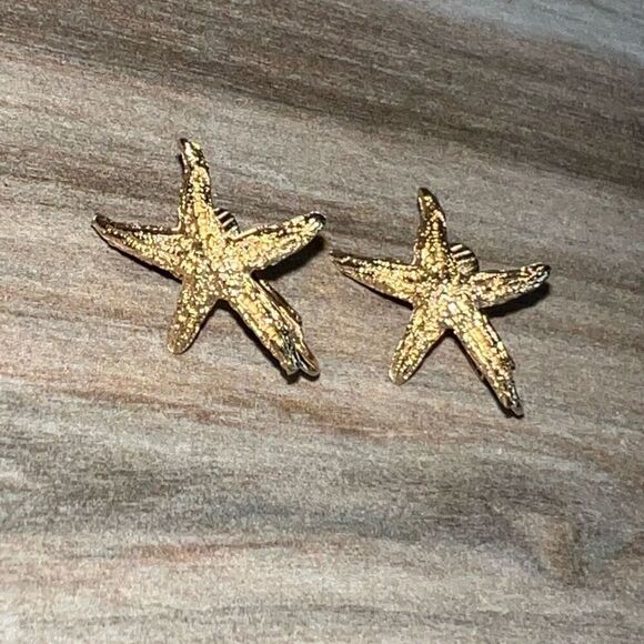 Vintage Starfish Clip Earrings Yellow Gold Tone Embossed Classic Coconut Y2K - Picture 1 of 6